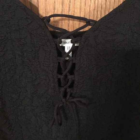 Black Lace-up Tank Top - Picture 2 of 4